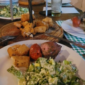 Espetada de Lomito, Ensalada cesar y milo frito
