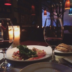 Carpaccio de lomito con una vista del restaurante