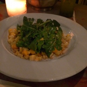 ensalada de rugula, mango, pecorino y nueces