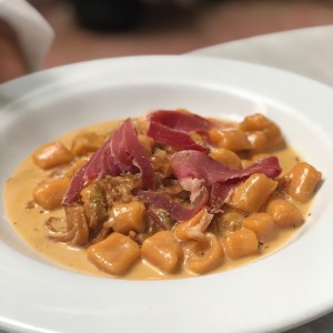 gnochi de batata con prosciutto