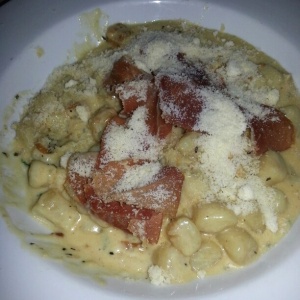 Gnocchi de patata con prosciutto.