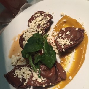 Tortellini de asado negro, queso blanco duro y crema de auyama. 