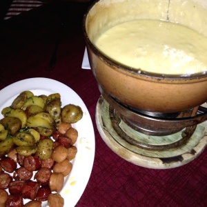 Fondue de queso especial (con papas salteadas, salchichas y manzanas)