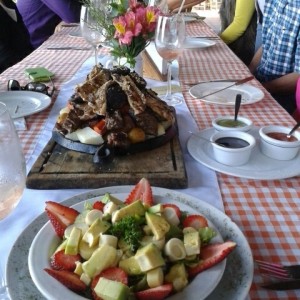 Ensalada de aguacate, palmito y fresas. Parrilla Campestre para 4p