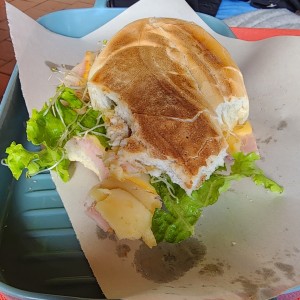 Sándwich de jamón, queso amarillo y vegetales 