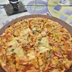 Pizza De crema con tocineta y ajo porro