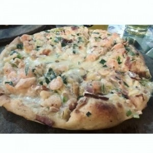 Pizza a la crema con camarones