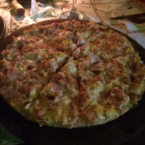 Pizza a la crema con maiz, jamon y pepperoni