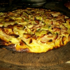 Pizza a la crema de tocineta y ajo porro
