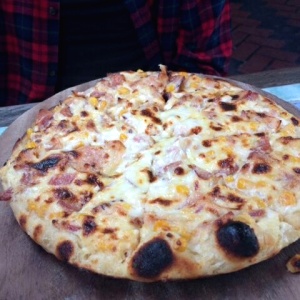 Pizza a la crema de tocineta y maiz