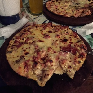 Tocineta (realmente es chuleta de cochino hiper salada)  y hongos. 