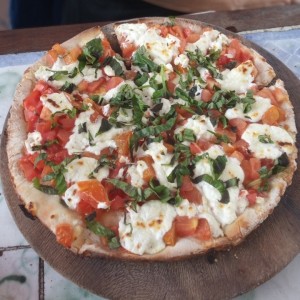 pizza capresa con queso de cabra