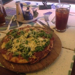 Pizza de Serrano y Rugula