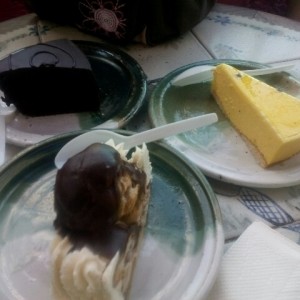 Torta de Chocolate, Profiterol y Mousse de Parchita