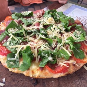 Pizza de rugula y jamom serrano