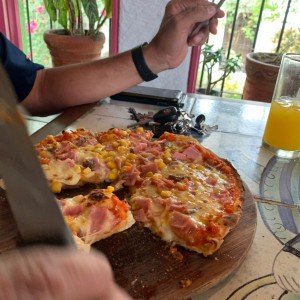 pizza jamon hongos maiz y anchoas 