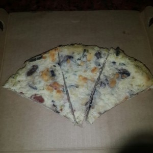 Pizza a la Crema de Hongos y Ajoporro, le falta sabor, mucha Crema de Leche