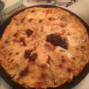 pizza a la crema de hongos y cebolla