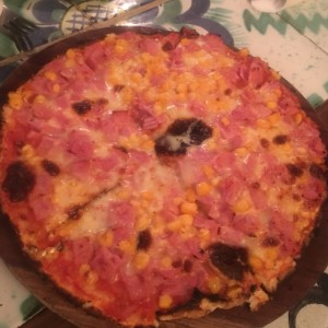 pizza tradicional de maiz y jamon 