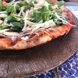 pizza de rucula y jamon serrano