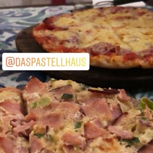 pizza crema blanca jamon y ajoporro. pizza tradicional salchichon tipo milano