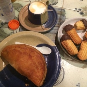 pastel de pollo, paste seca y cafe
