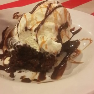 Brownie con helado 