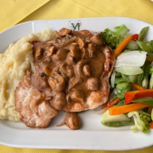 Pollo con champiñones + dos contornos