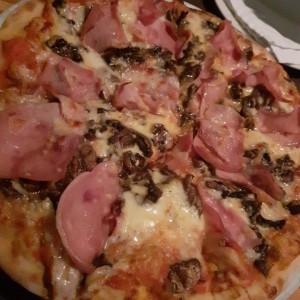 Pizza prosciutto e funghi.