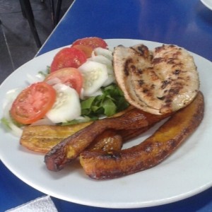 Pechuga a la plancha con tajadas y ensalada mixta