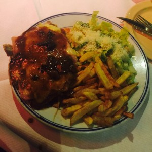 Suprema de pollo, ensalada cesar & papas fritas