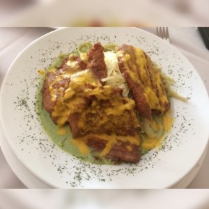Pasta Al Pesto Peruana con Milanesa de Carne