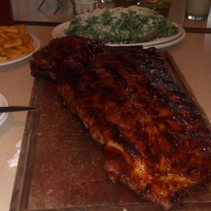 costillas BBQ con papas fritas