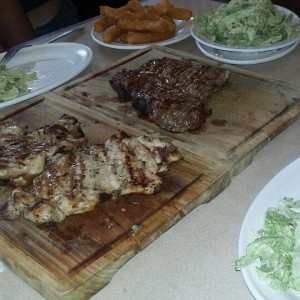 Churrasco de Pollo y Solomo a la Brasa, Yuca frotaba ensalada cesar