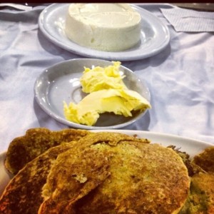 Cachapas con mantequilla y queso de mano.
