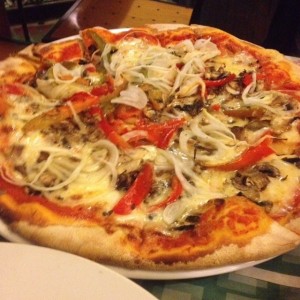Pizza 4 estaciones sin jamon y con cebolla