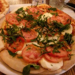 Pizza Capresa, con queso de bufalo!!! 