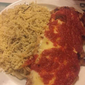 milanesa de pollo a la parmigianna con pasta 4 quesos
