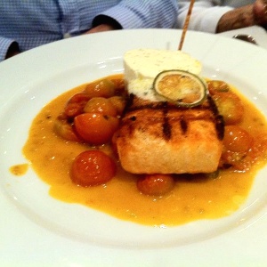 Salmon al limon en cama de tomate cherry