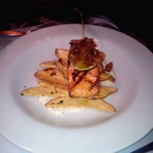 Salmon con base de papas y tartara