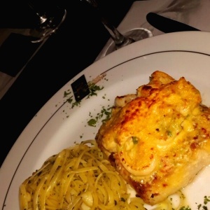 Mero gratinado con mariscos.