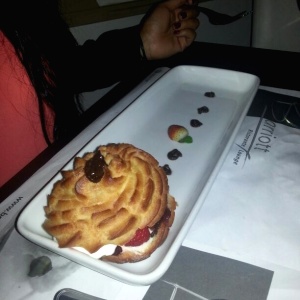 Profiterol relleno con helado y frutas.