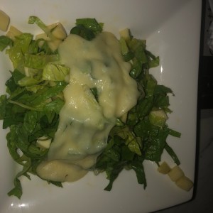 Ensalafa con queso bue con aderezo de liel mistaza y almebdras