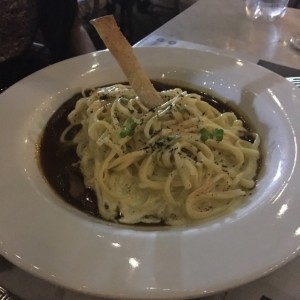linguine Manchego sobre asado negro