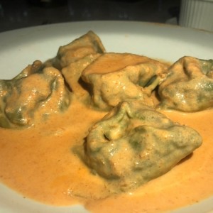 Tortellonis rellenos de ricotta y espinaca en salsa aurora
