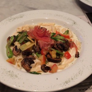 Penne con vegetales, jamon serrano y queso manchego