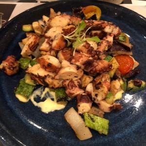 Pulpo a la brasa con vegetales grillados