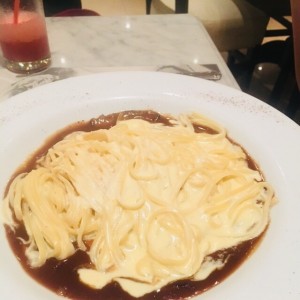 Linguini Manchego con asado negro
