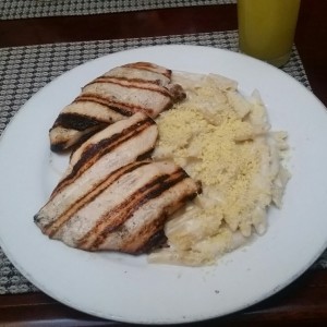Pollo a la plancha con pasta con salsa blanca y parmesano.