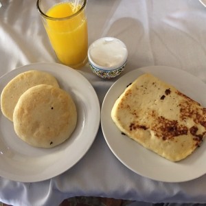 Arepas con Nata con Queso a la Plancha con Jugo de Naranja